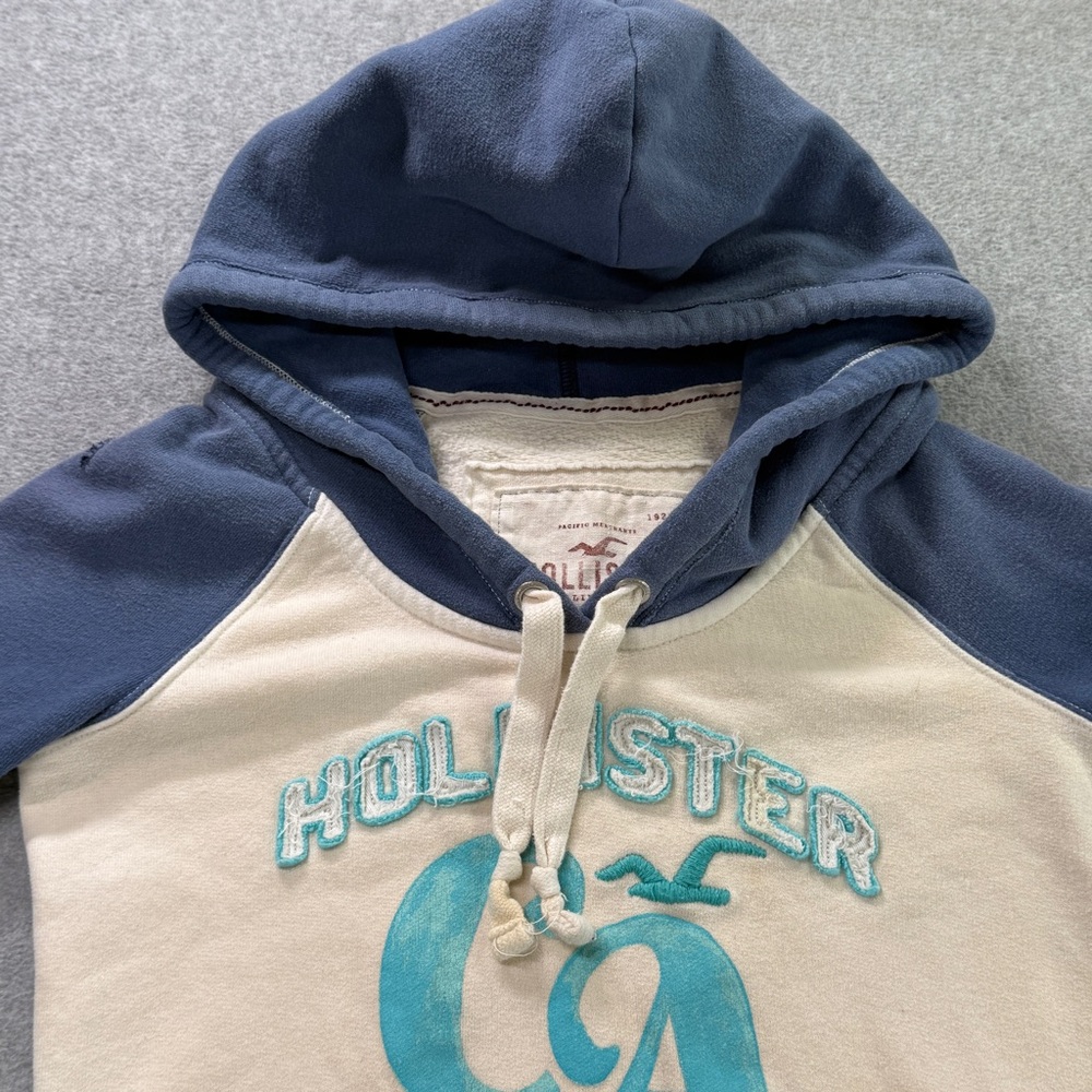 Hollister California CA Logo Hoodie Women’s Small Cream Blue Two-Tone Fleece Y2K - Picture 2 of 9